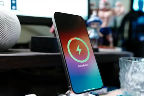 齐齐哈尔苹果15换屏服务分享用什么充电器给iPhone15充电更好 
